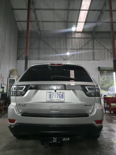 Miniatura 2 de CHEROKEE LAREDO 2011