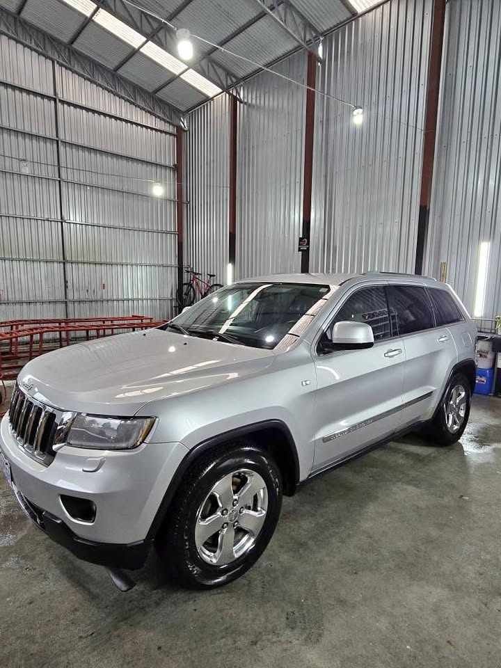 CHEROKEE LAREDO 2011